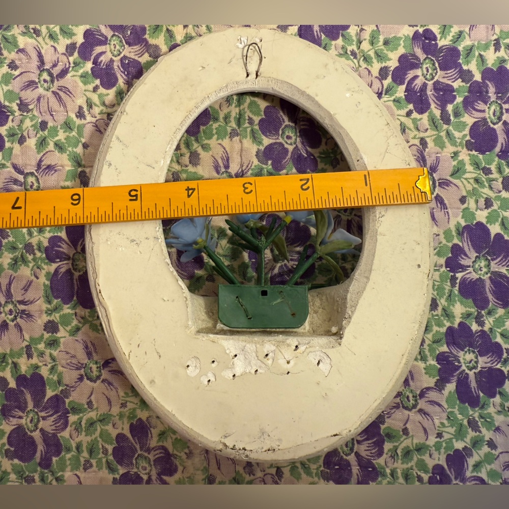 Vintage wall hanging. Plaster with faux periwinkle flowers 6x7.5” oval - Picture 6 of 8